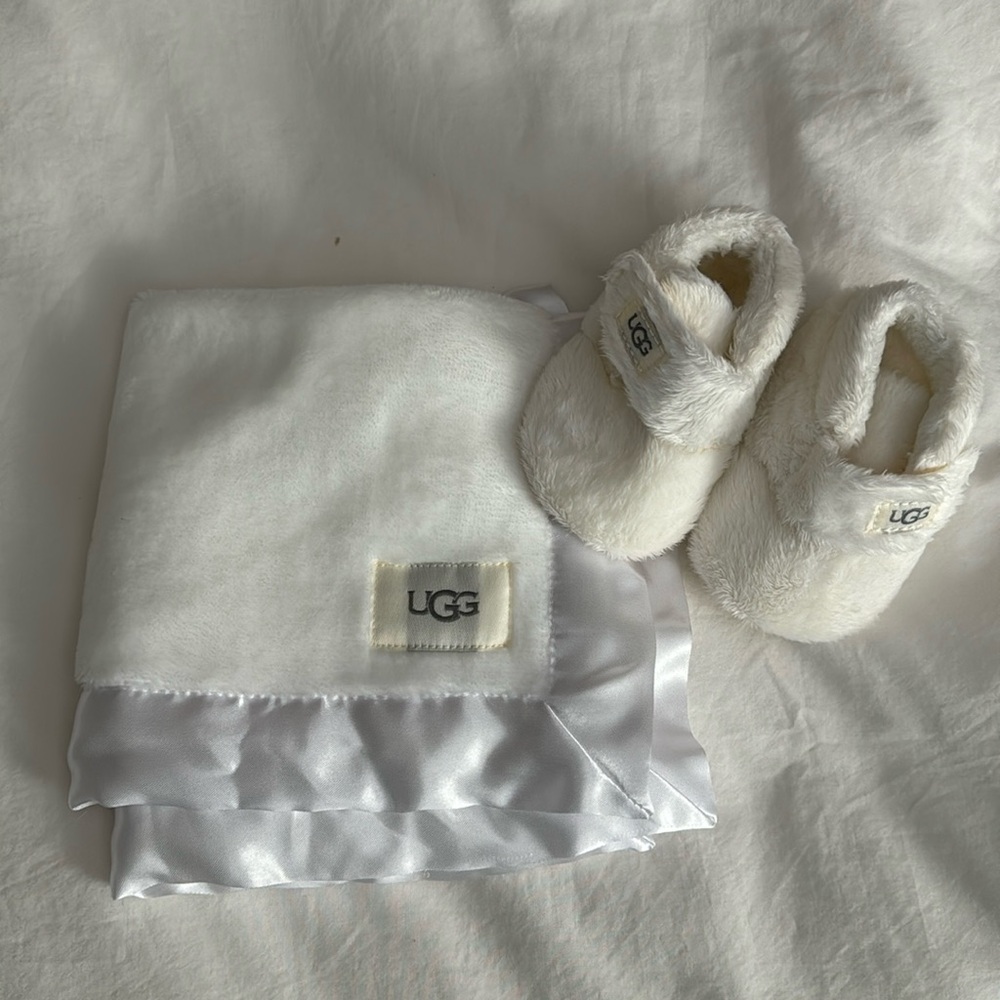 UGG Bixbee Bootie & Lovey Blanket Set